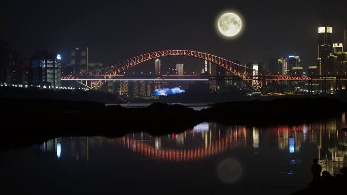 满月下城市的夜晚