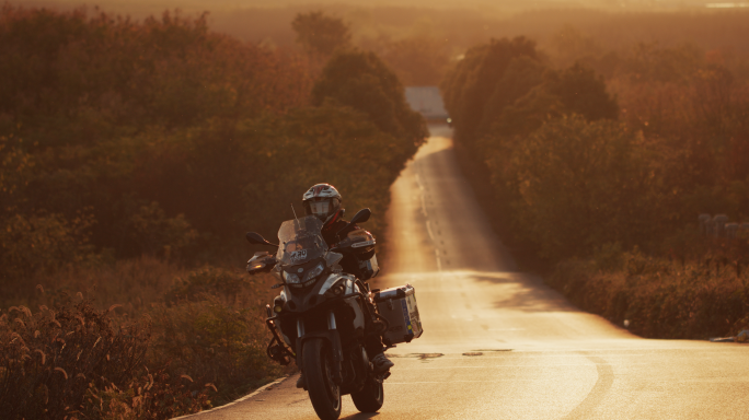 阳光下的摩托车手