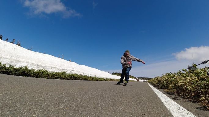 一名内联滑冰运动员在高山雪墙路上慢动作