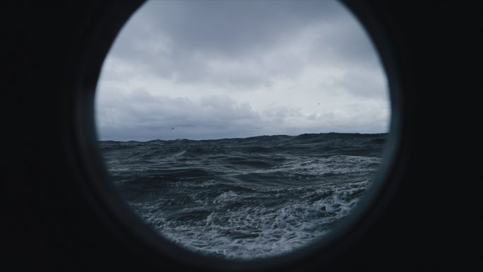 在波涛汹涌的大海中，从船的舷窗