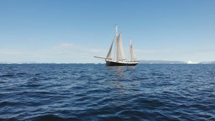 帆船在阳光明媚的蓝海格陵兰岛航行