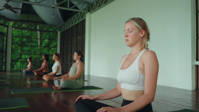 瑜伽课外国人瑜伽课静坐打坐冥想