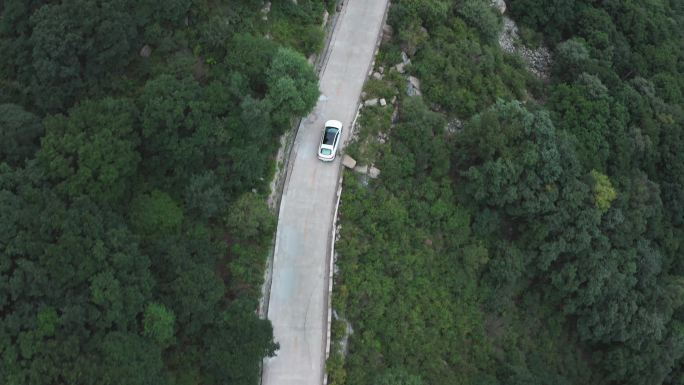 汽车在山道上行驶