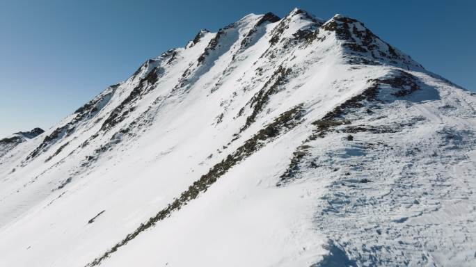 航拍雪山之巅冬季美景蓝天下白雪皑皑