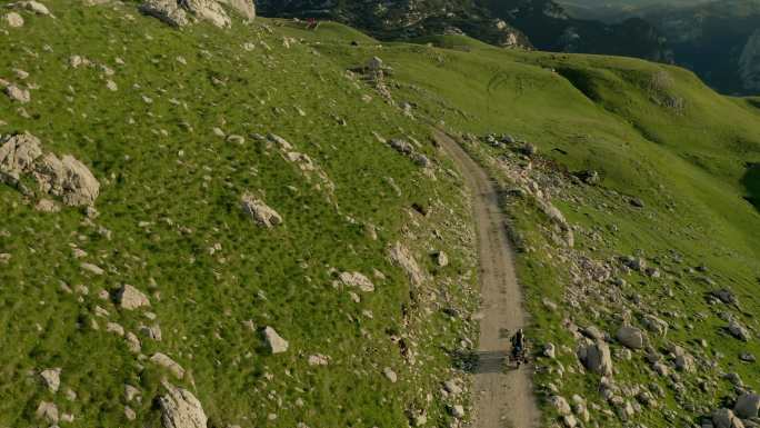无人机拍摄的摩托车手在山上越野