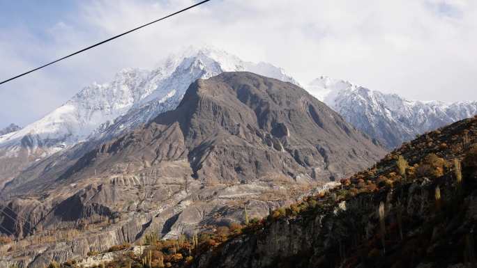 从喜马拉雅山的公路旅行视角看雪山风景