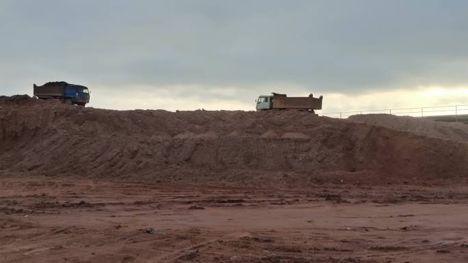 工程泥头车运输过程搬运土石方开山劈岭挖土