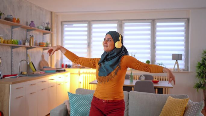 穆斯林妇女在家听音乐跳舞