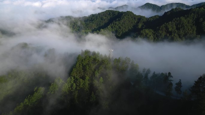 崇山峻岭中云雾弥漫