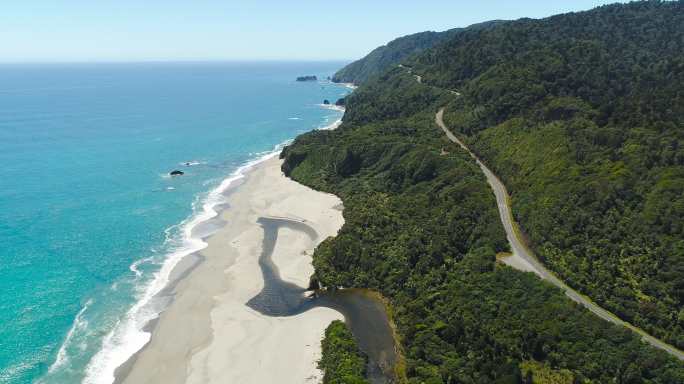 塔斯曼海。盘山公路主干道马路