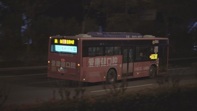 夜间在路上行驶的公交车