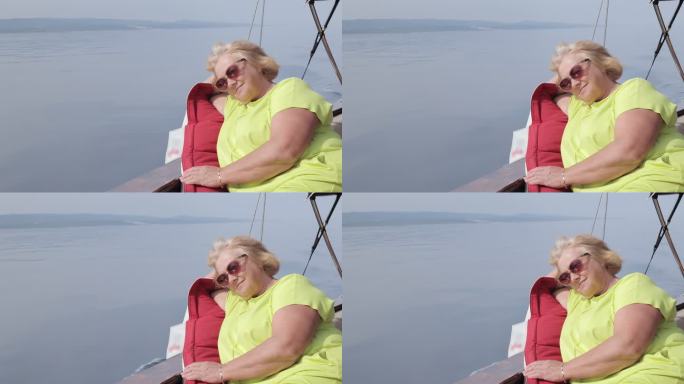 这位女士喜欢在游艇上乘船旅行。