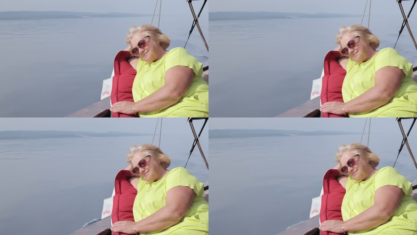 这位女士喜欢在游艇上乘船旅行。