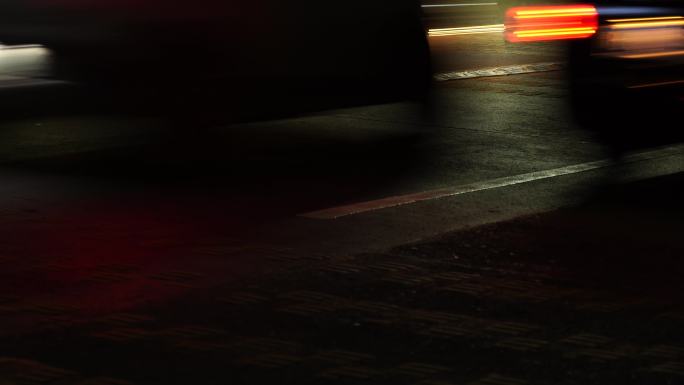 夜晚马路上车流车来车往慢门公路上地面车辆