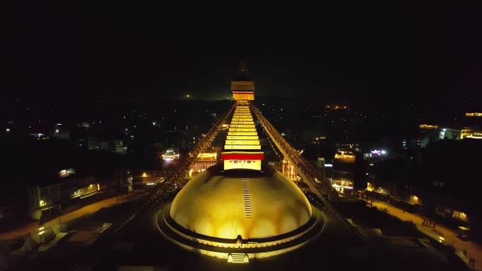 尼泊尔Bodnath Stupa上空的夜间无人机视角