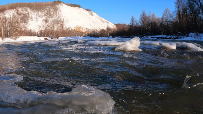 小河溪流雪景