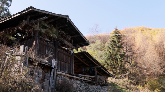 山顶破木房贫困扶贫贫穷温饱大山里原始封闭