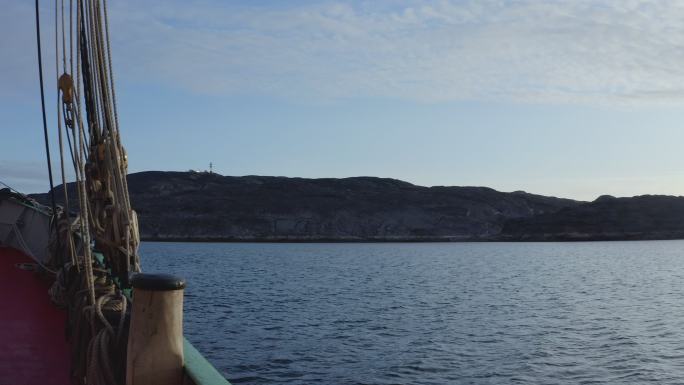 在阳光明媚、宁静的海洋格陵兰岛上航行