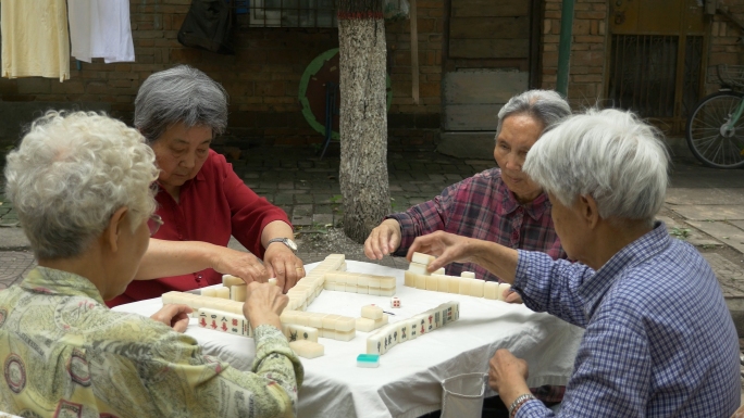 老年人活动打麻将打牌