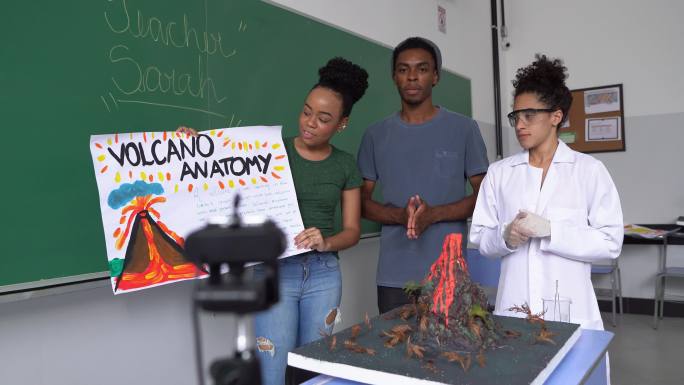 学生在课堂上做关于火山的在线演示