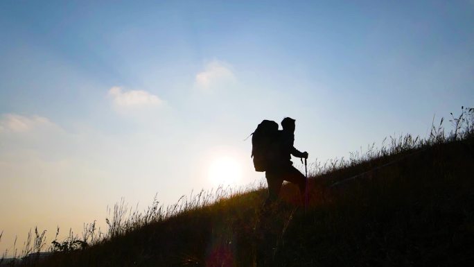 户外探险登山运动逆光登山剪影有氧运动意境