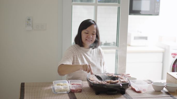 在家吃午饭，女人喜欢吃烤猪肉