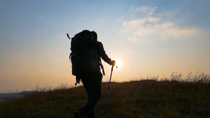 成功登顶登山背影攀登顶峰成功者走向山顶