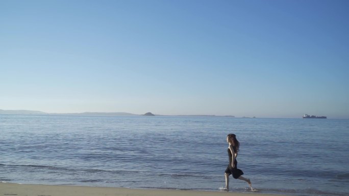 清晨日出美女在海边奔跑沙滩上跑步未来希望