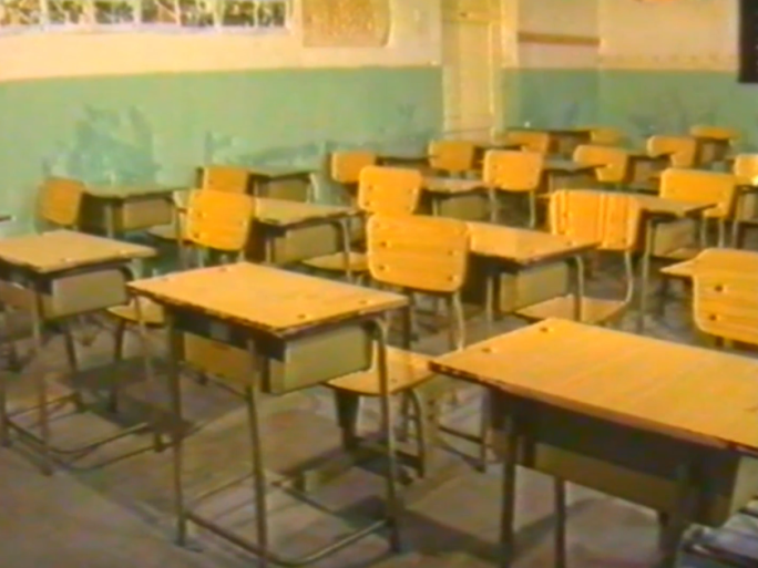 八九十年代教室桌椅缝椅垫劳动