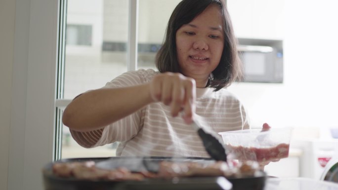 快乐的女人喜欢吃烤猪肉