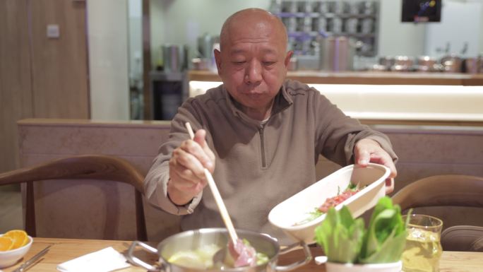 中国老人在吃火锅中国老人吃火锅享受
