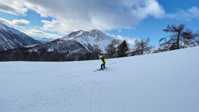 TS男孩在山坡上滑雪