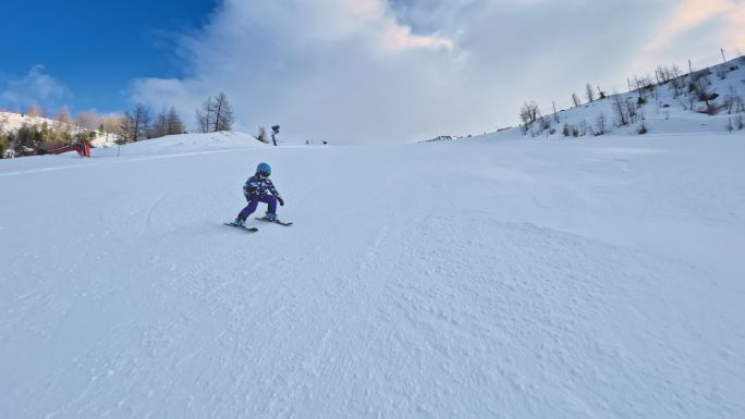 TS儿童滑雪下坡山坡上积雪