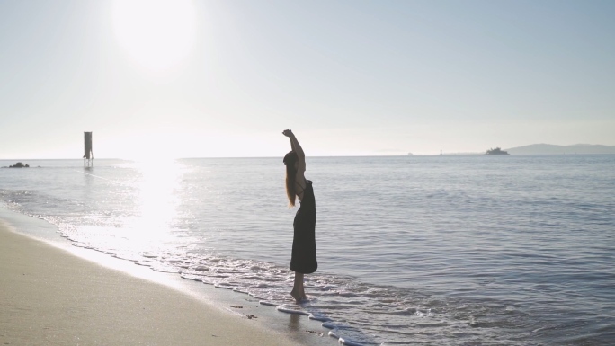 美女在海边跳舞海滩沙滩上玩耍海水海浪大海