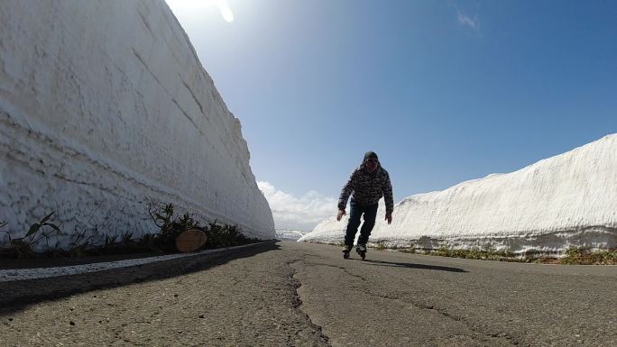 一名内联滑冰运动员在高山雪墙路上慢动作