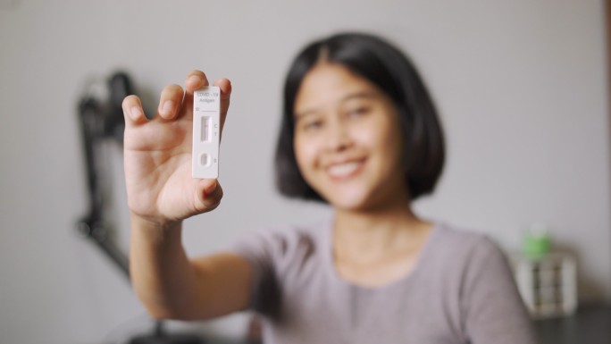 亚洲女性展示抗原检测试剂盒