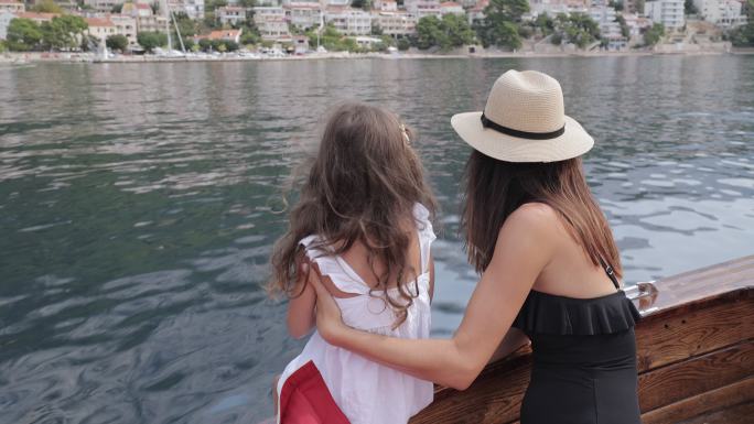 母亲和女儿旅行时在游艇上休息。