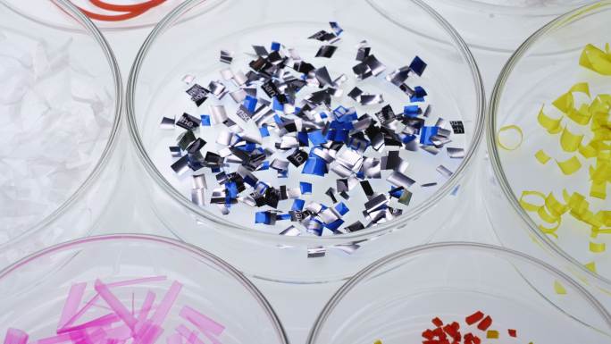 培养皿中的微塑料废物组