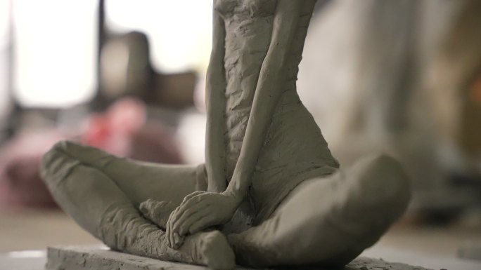女性泥塑雕塑