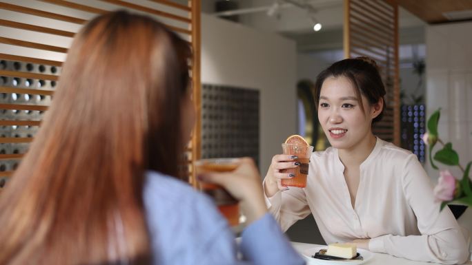 在咖啡店喝下午茶的女人