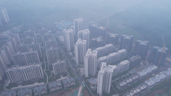 大雾雾霾俯瞰城市高楼建筑工地横移