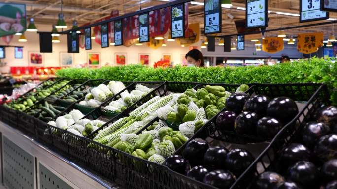 超市货架上的蔬菜