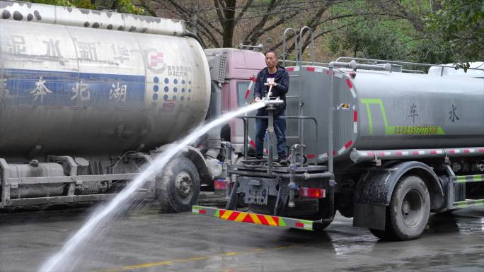 正在洒水的洒水车