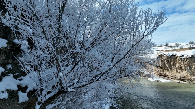 河流和峡谷拍摄冬天唯美河流大雪覆盖银装素
