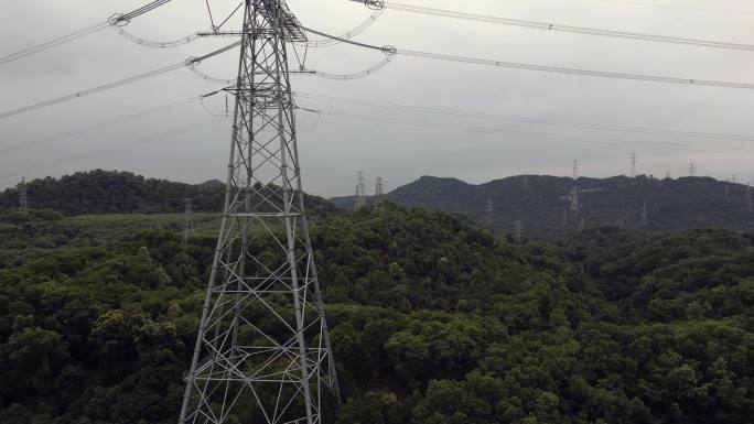 大湾区山顶电塔电塔密集建满山高速公路