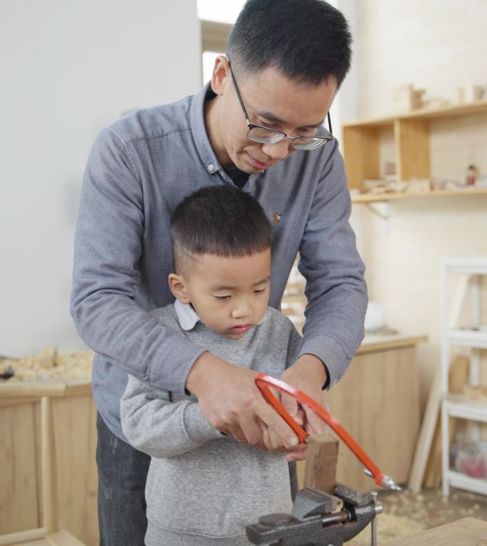 父亲手把手教儿子做木工小孩自己动手DIY