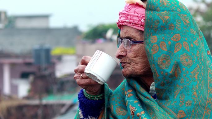 印度农村老妇人在清晨喝茶