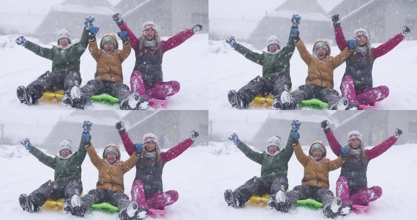 暴风雪中三个孩子滑雪橇的视频
