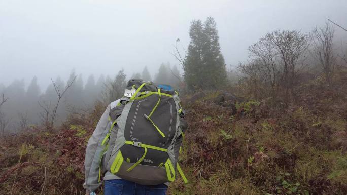 登山包爬山徒步旅游游玩山峰景区高山