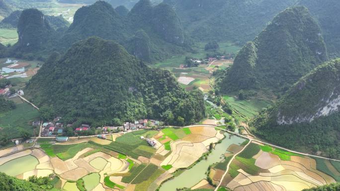 越南曹邦忠清区丰南稻田和千奇百怪山的无人机鸟瞰图